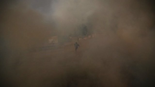 Nuevos incendios alentados por fuertes vientos ponen en jaque a California