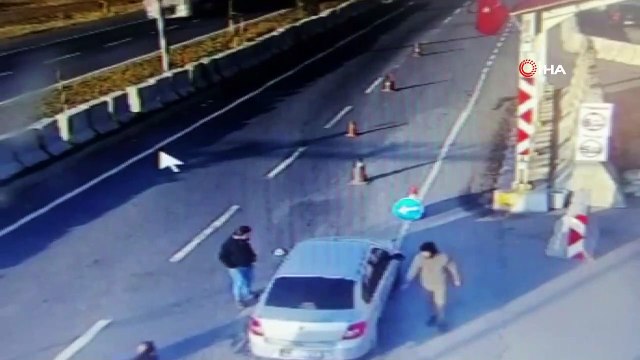 Kaçak sigarayla yakalandılar, polis noktasından böyle kaçtılar... Biri açığa alınmış 2 polis gözaltına alındı