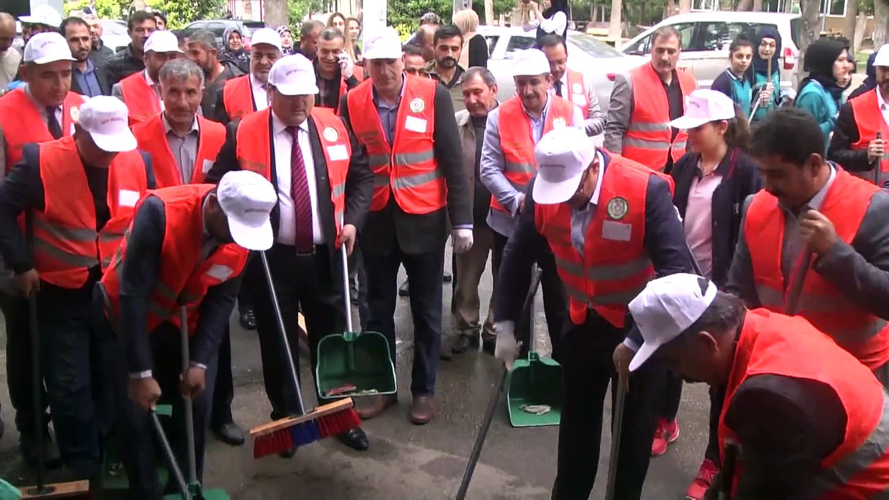 Kaymakam ve belediye başkanı sokakları temizledi - GAZİANTEP