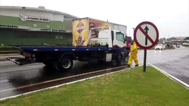 Colisão traseira entre caminhões é registrada na BR-277