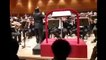 Un chef d'orchestre perd son pantalon en plein concert devant ses musiciens