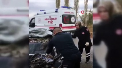 Kamyon ile çarpışan otomobil hurdaya döndü:1 ölü