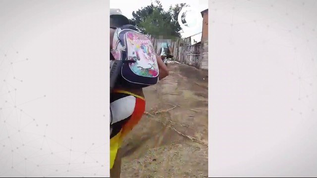 Homens ostentam armas e objetos após saquearem uma casa em Vila Velha