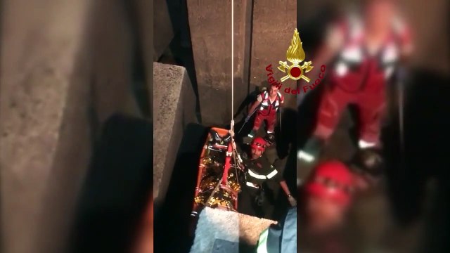 Riposto (CT) - Cade in acqua nel porto, soccorso dai Vigili del Fuoco (28.10.19)