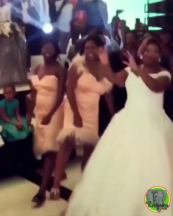 Team de choc ! Cette mariée et ses demoiselles d'honneur font quelque chose d'innoubliable