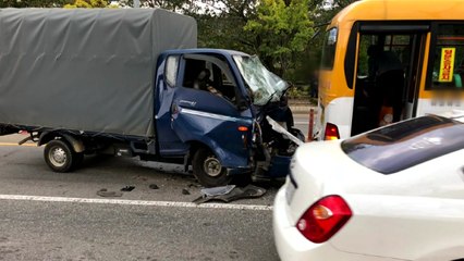 경기 부천에서 1톤 화물차가 마을버스 추돌...10명 다쳐 / YTN