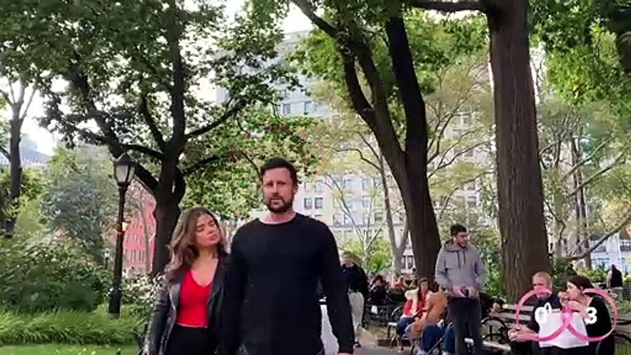 Pour sensibiliser contre le cancer du sein, cette femme a porté une caméra cache sur son décolleté.