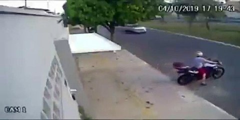 Une femme qui passe devant un garage ouvert ! LOL