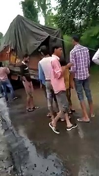 Un gros fail pendant le sauvetage d'un camion tombé dans un trou