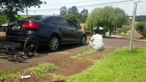 Jovem de 17 anos se fere em batida envolvendo bicicleta e carro