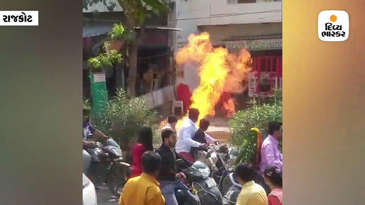 સંત કબીર રોડ પર ગેસની લાઇન લીક થતા રસ્તા પર આગ...