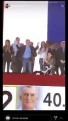 Macri dejó el micrófono arriba de Michetti como si fuese una mesita de luz