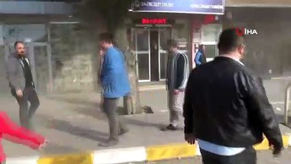 İş yerinin çatısı çöktü, cadde duman altında kaldı