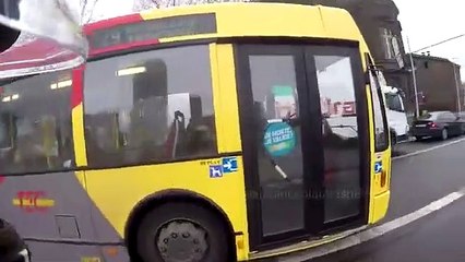 Un conducteur de bus qui déteste les motards