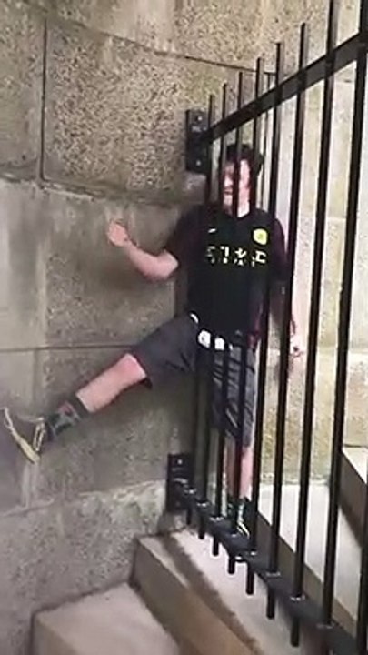 Il prend d'énormes risques pour escalader une grille et s'en sort miraculeusement