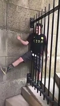 Il prend d'énormes risques pour escalader une grille et s'en sort miraculeusement