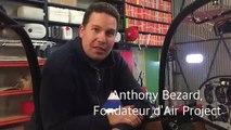 Anthony Bezard, le fondateur et dirigeant d’Air Projet présente le futur avion de voltige adapté aux handicapés dans son atelier à Darois (21)