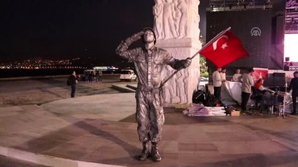 "Canlı heykel"den asker selamıyla rekor denemesi