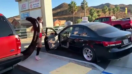 Mulher faz o que pode para fugir de acidente antes de chegar a polícia