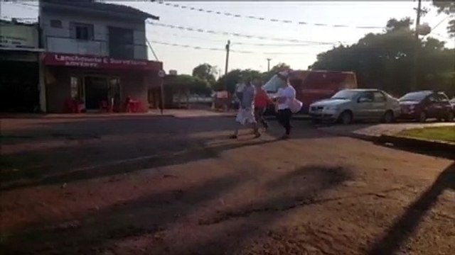Menino quebra o braço após cair enquanto jogava futebol