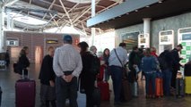 Pasajeros esperan el primer vuelo Zaragoza-Gran Canaria
