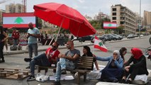اللبنانيون يواصلون تظاهرهم لليوم الثاني عشر