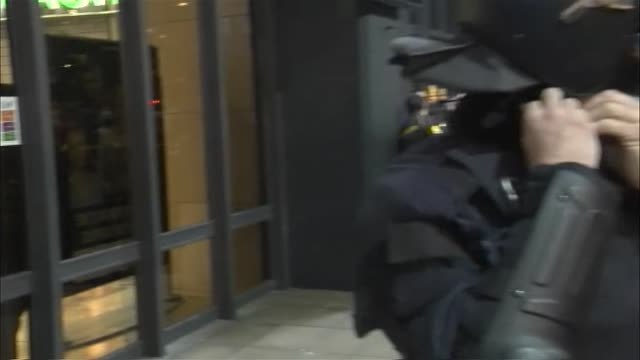 Un nutrido grupo de independentistas rodea la estación de Sants de Barcelona convocado por los CDR