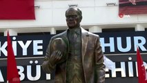 Antalya Büyükşehir Belediyesi yerleşkesine dev Atatürk heykeli