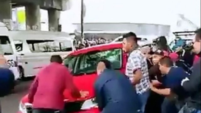 Taxistas agreden a conductor de Uber y vuelcan su carro