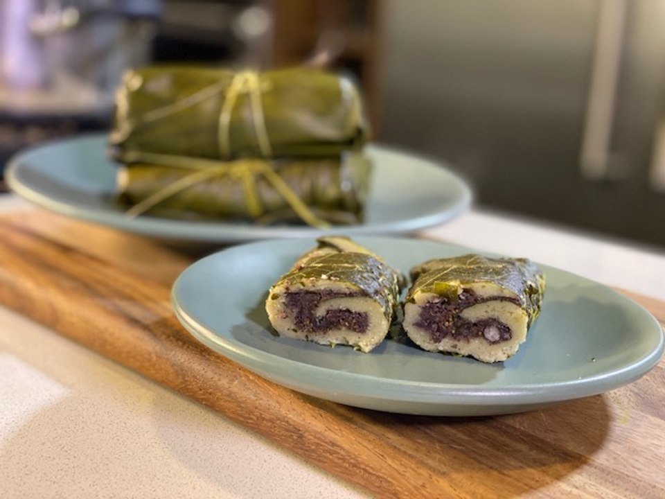 Tamales de frijol Negro con hoja santa - Cocina con Conexión - Sonia Ortiz con Juan Farré