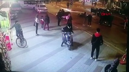 Motosikletli sürücüye önce arabasıyla çarptı, sonra darbetti