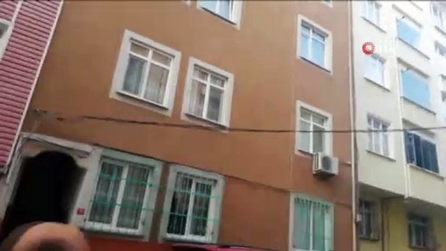 Esenyurt’ta 5 katlı binanın çatısında yangın çıktı. Esenyurt’ta beş katlı binanın çatısı, alevli bir şekilde yanarken, olay yerine çok sayıda itfaiye ekibi sevk edildi. Yangında apartmanda oturan vatandaşlar kendi imkanlarıyla tahliye oldu