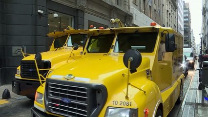 Argentinos reaccionan ante estricto control cambiario tras presidenciales