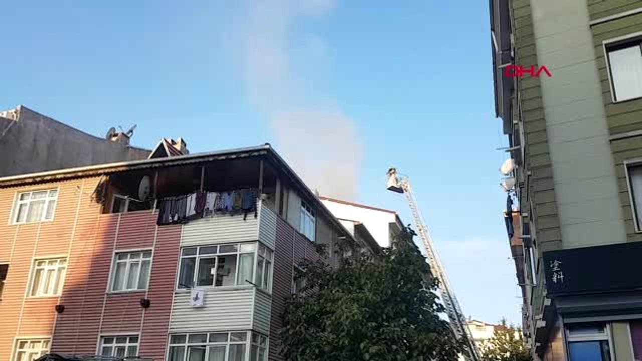 Esenyurt'ta binanın çatısında yangın