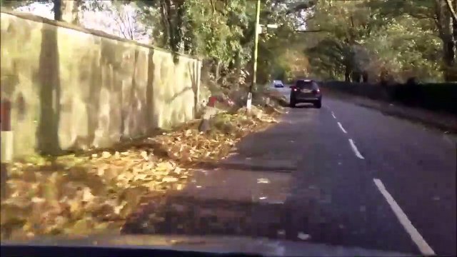 Ce conducteur pense pouvoir traverser une énorme flaque d'eau...