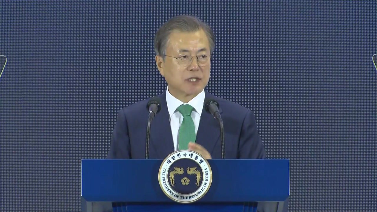 문 대통령 "대한민국 밑바탕에 새마을운동...함께 잘 사는 나라 완성하자" / YTN