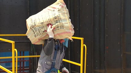 비정규직 4명 중 1명 60살 이상...월급은 정규직 절반 / YTN