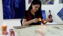 فنانة تشكيلية فلسطينية تبتكر طرقا مختلفة لرسم لوحاتها