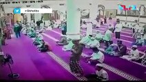 Video Pria Berhelm Mengamuk dan Banting Mikrofon di Masjid