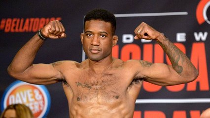 Este luchador de MMA ataca al árbitro al librarse de un estrangulamiento