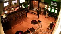 Las cámaras de seguridad graban el peculiar atraco a un bar de Alicante