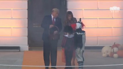 Trump celebra Halloween repartiendo dulces en la Casa Blanca