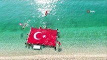 Akdeniz sularında dev Türk bayrağı ve asker selamı