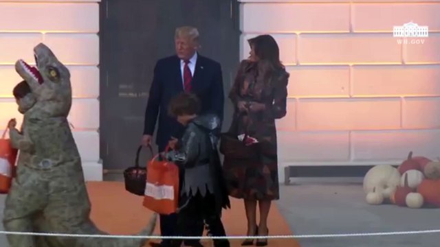 Trump celebra Halloween repartiendo dulces en la Casa Blanca