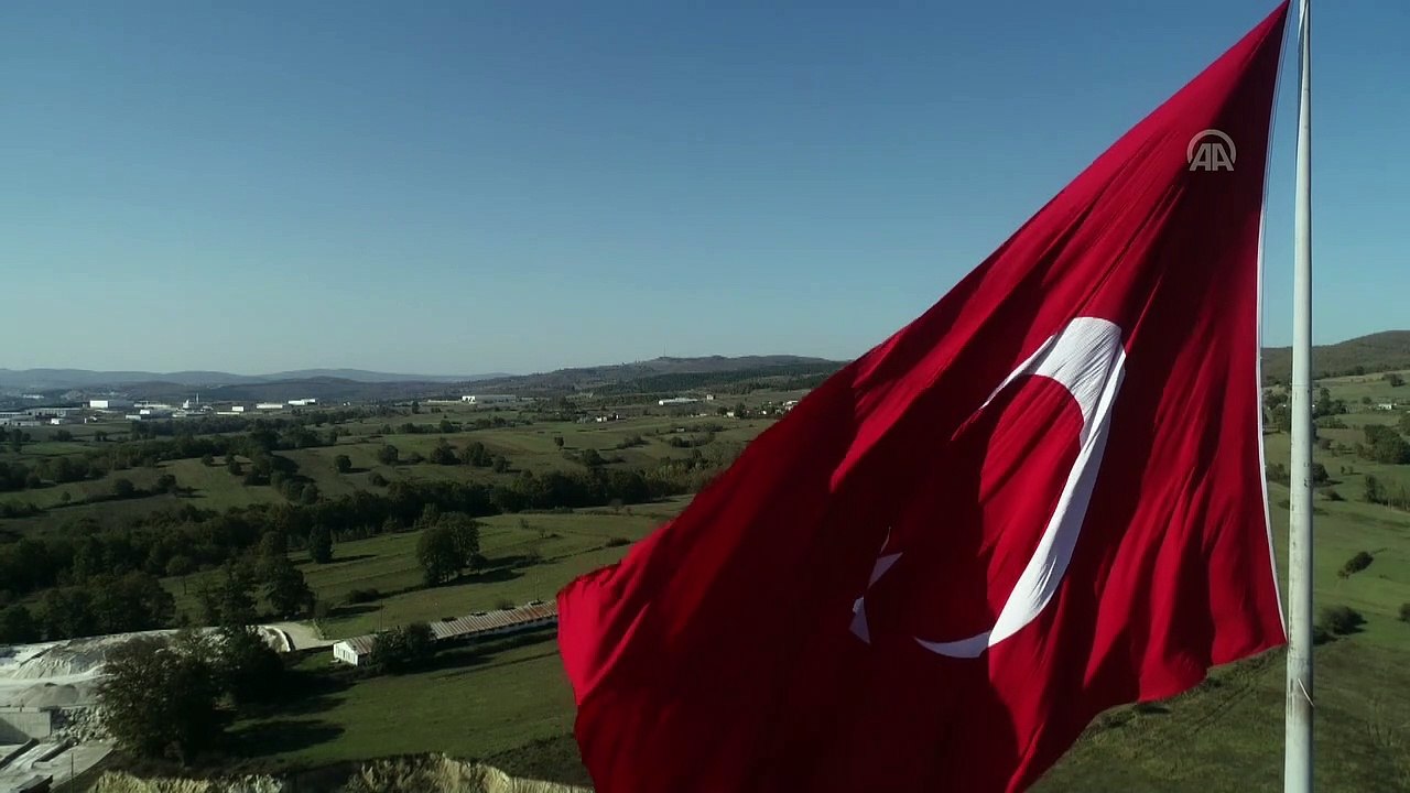Kara yolunda dalgalanan dev Türk bayrağı - SAMSUN