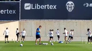 El Valencia CF prepara el duelo ante el Sevilla sin Guedes ni Gameiro