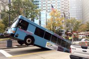 ABD'de yolcu otobüsü çukura düştü