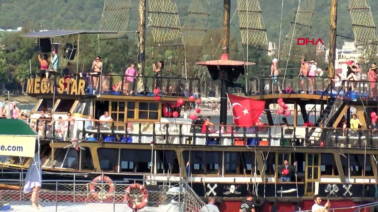 Cumhuriyet Bayramı’nda denizi kırmızı beyaza boyadılar