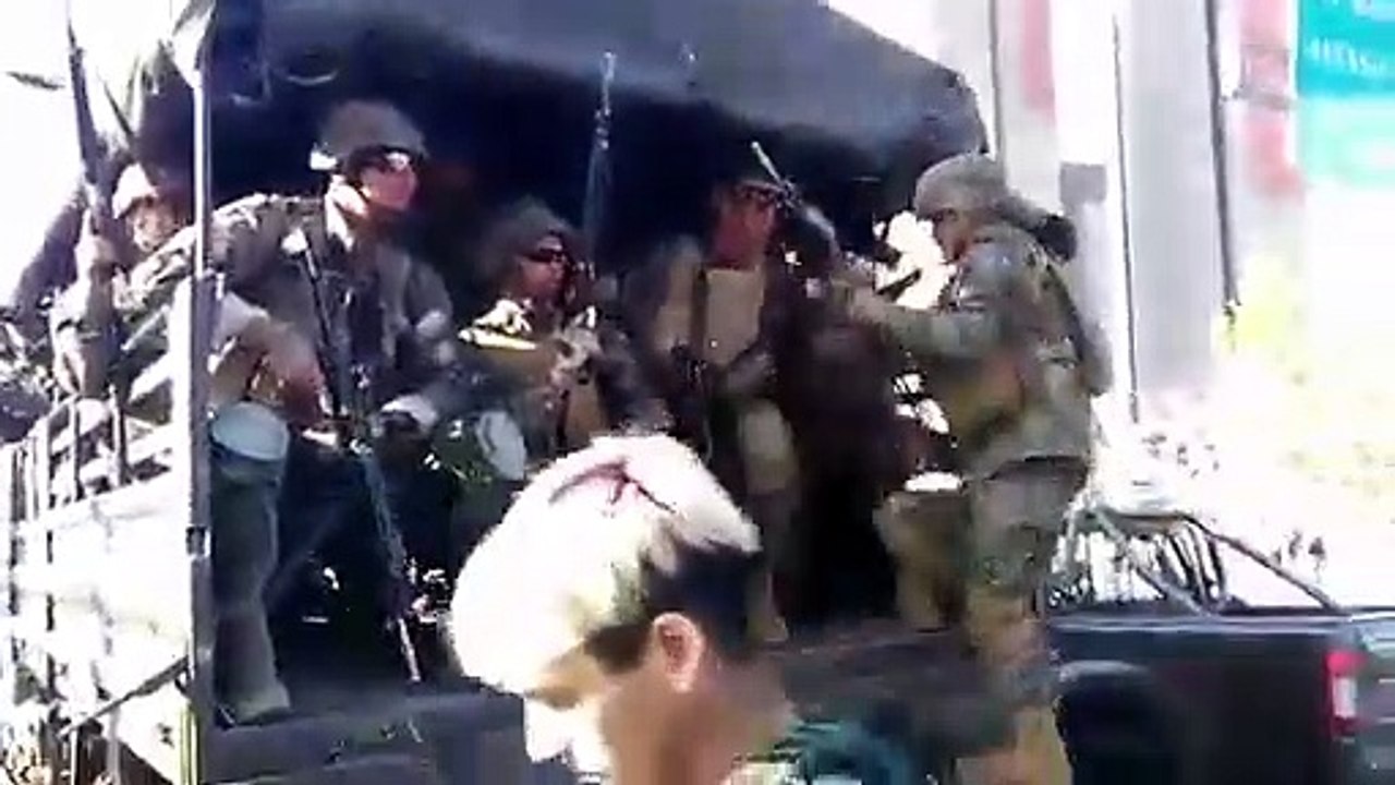 Un camion de militaires accèlère brutalement (Chili)