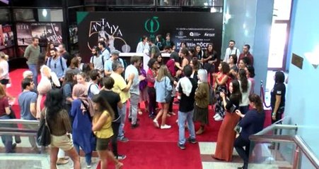 Yönetmen Zeki Demirkubuz'u söyleşisine gelen vatandaşlar, salona alınmayınca protesto etti